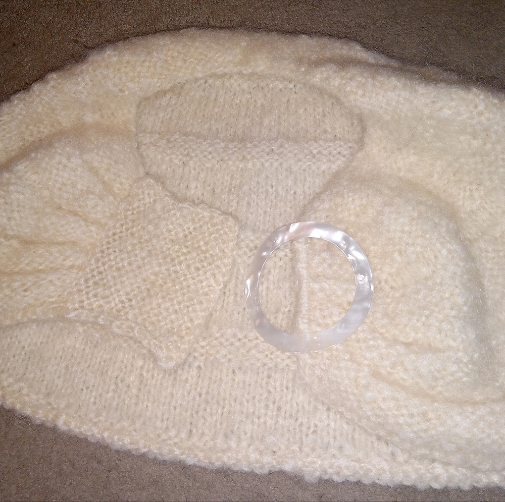 Beautiful Handmade Shawl w/Pearl color Buckle - Picture 7 of 16